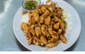 กระเพราไก่ชิ้น (ราดข้าว)